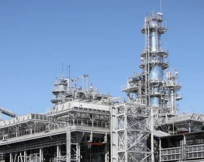 russia’s-oil-fields-96%-depleted,-while-investors-flee-and-ukraine-strikes-refineries,-intelligence-says