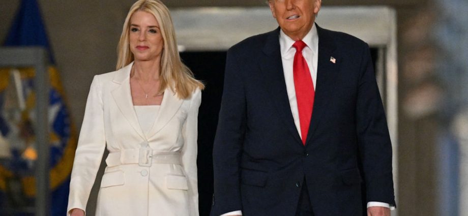 official-on-honey-trap-date-says-doj-will-“redact-every-republican”-from-epstein-files