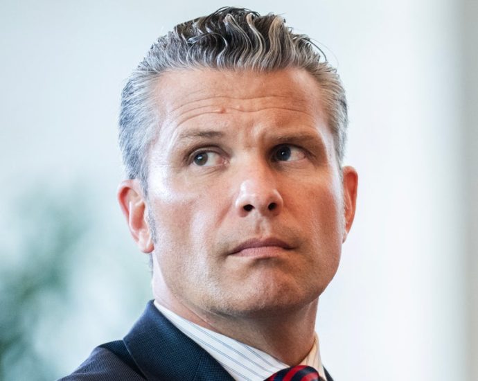 pete-hegseth’s-answer-to-basic-legal-question-takes-a-‘clown-show’-turn