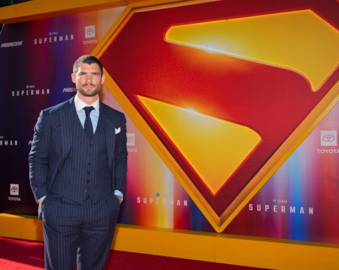 warner-bros.-sues-midjourney-for-ai-generated-images-of-superman,-bugs-bunny-and-other-characters
