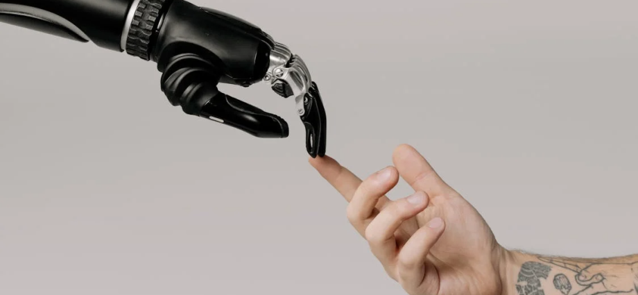 bridging-human-creativity-with-machine-precision-in-marketing