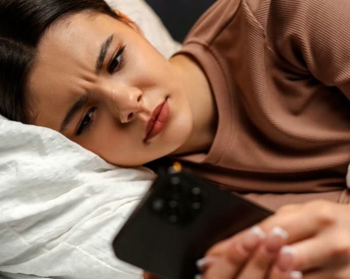 how-social-media-smartphone-scrolling-on-the-toilet-could-increase-your-haemorrhoid-risk