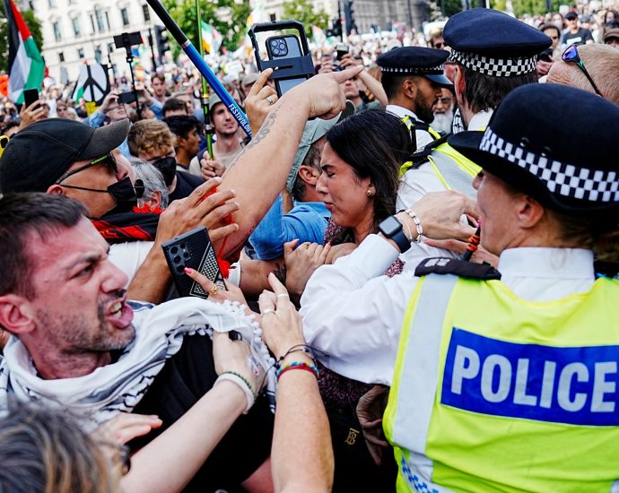 police-make-mass-arrests-at-palestine-action-rally-outside-uk-parliament