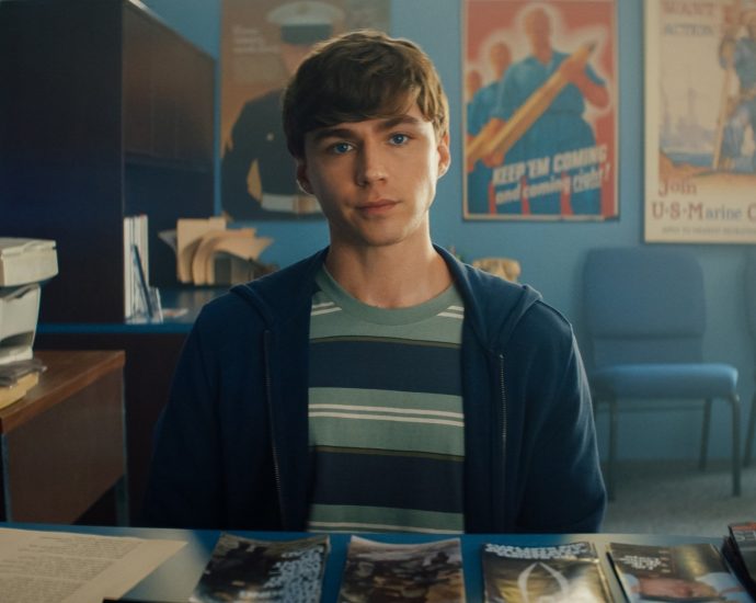 first-look-at-netflix’s-boots,-a-gritty-and-queer-coming-of-age-story