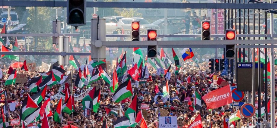 tens-of-thousands-of-protesters-draw-the-red-line-for-gaza-in-brussels