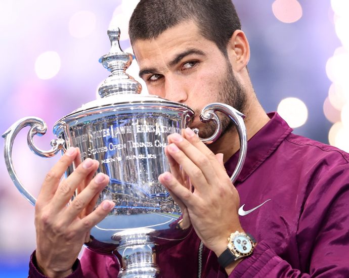 alcaraz-beats-sinner-to-lift-us-open-2025-trophy-as-the-traitor-watches-on