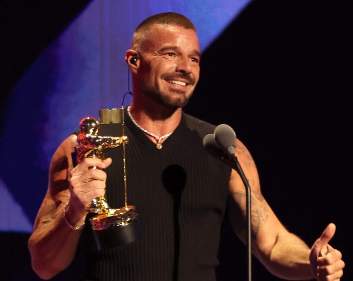 ricky-martin-honored-as-first-ever-latin-icon-at-the-2025-vmas
