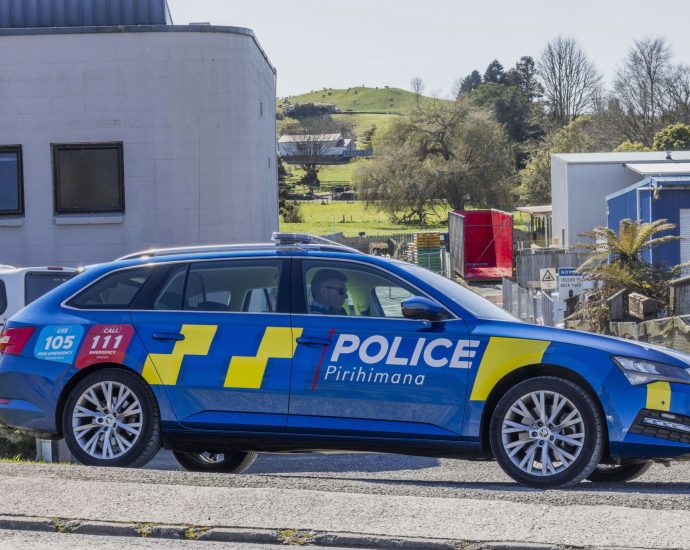 fugitive-new-zealand-father-tom-phillips-killed-by-police,-authorities-say