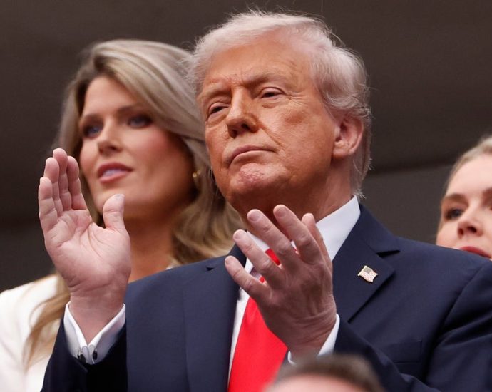 fox-news-host-is-mocked-for-being-‘nervous’-about-3-celebs-at-us.-open-with-the-traitor-there
