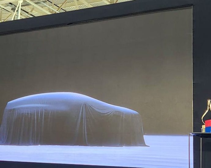lucid-drops-a-few-more-details-on-future-midsize-models-as-the-gravity-hits-europe