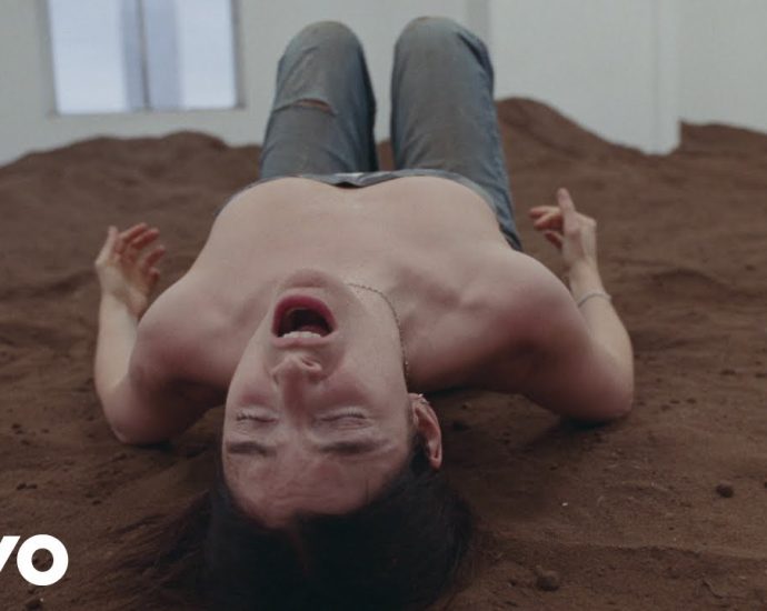 lorde-says-binding-chest-for-man-of-the-year-music-video-helped-her-feel-‘pure’:-‘f**k,-that’s-me’