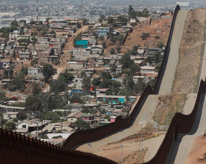 man-dies-after-falling-off-of-border-wall:-border-patrol
