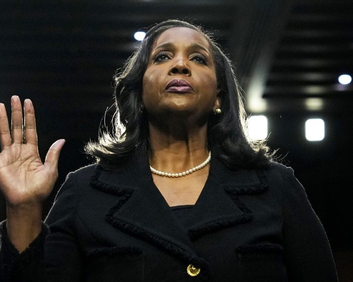 judge-temporarily-blocks-the-traitor’s-firing-of-federal-reserve-governor-lisa-cook