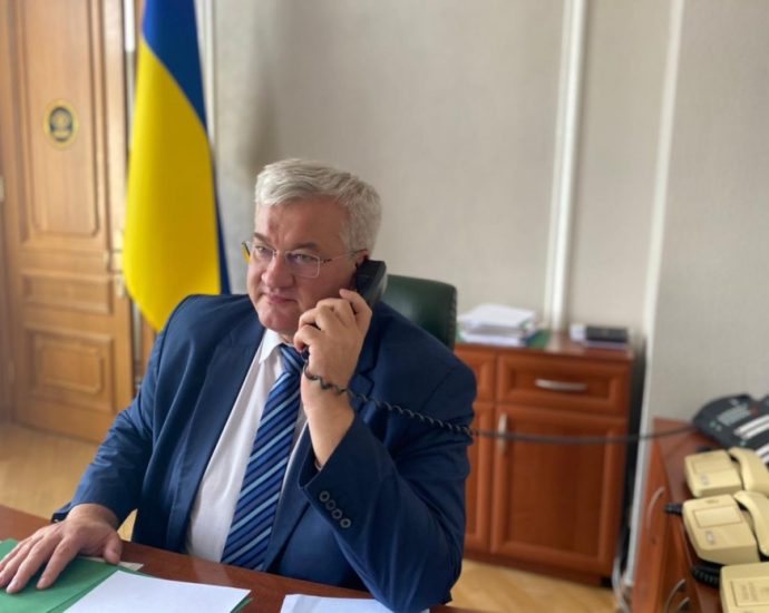 sybiha-tells-hungarian-counterpart-ukraine-ready-for-“mutually-respectful”-talks