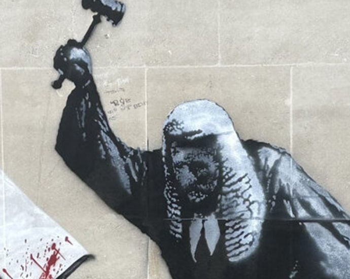 banksy’s-provocative-new-mural-outside-london-court-prompts-swift-crackdown