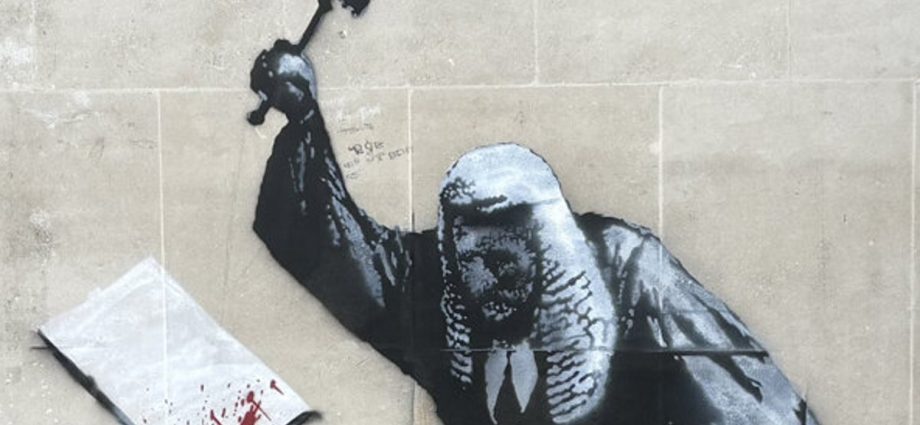 banksy’s-provocative-new-mural-outside-london-court-prompts-swift-crackdown
