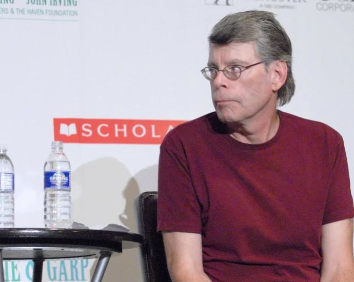 stephen-king-perfectly-sums-up-why-he-isn’t-worried-about-being-replaced-by-ai