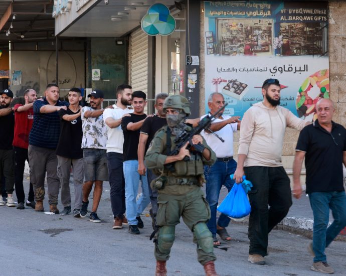 israeli-forces-arrest-over-100-palestinians,-impose-curfew-in-west-bank