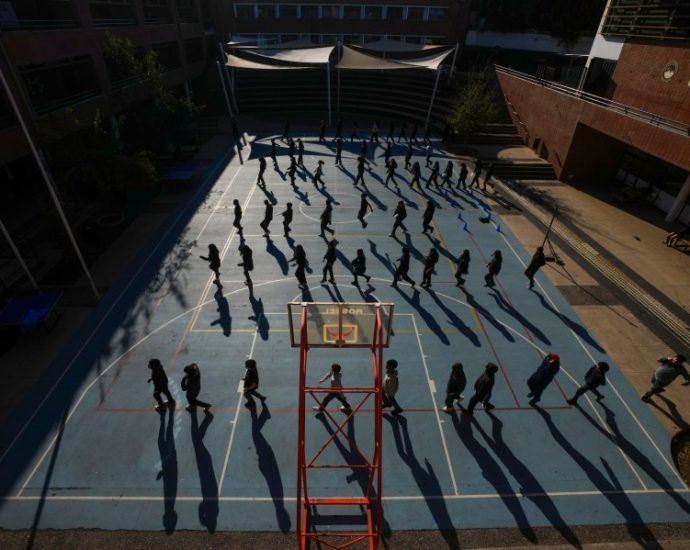 no-tiktok,-no-instagram:-chilean-school-blocks-phones-and-students-rediscover-real-world-connections