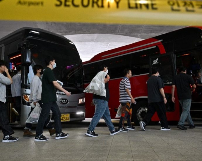 more-than-300-south-korean-workers-return-home-after-us-immigration-raid