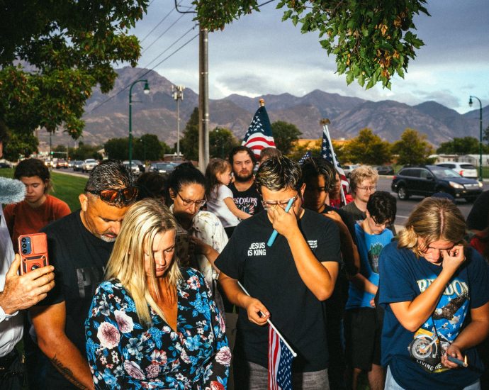 scenes-from-charlie-kirk’s-spontaneous-memorial-in-utah