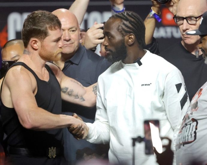 crawford-chases-boxing-history-in-alvarez-title-fight