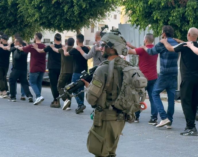 israeli-forces-arrest-palestinians-en-masse,-laying-siege-to-tulkarem