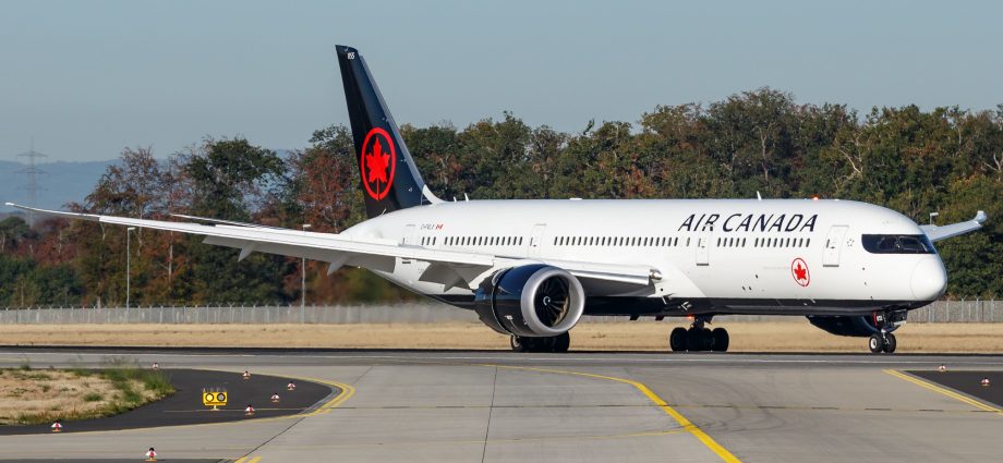 why-in-the-world-does-air-canada-fly-the-boeing-787-and-not-the-airbus-a350?