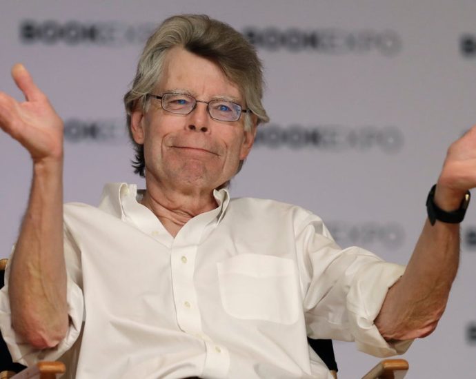 stephen-king-goes-on-apology-spree-after-charlie-kirk-post-gets-slammed-as-‘monstrous’