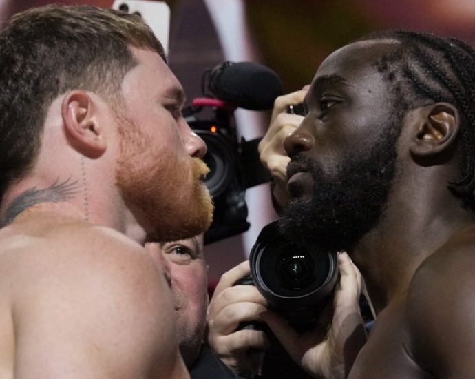 alvarez,-crawford-weigh-in-at-167.5lbs-before-super-middleweight-fight
