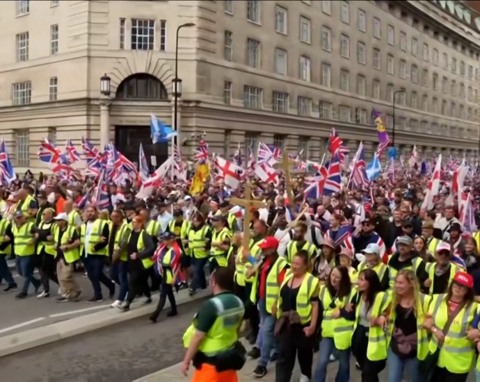 video:-tens-of-thousands-march-in-rival-london-protests-over-immigration