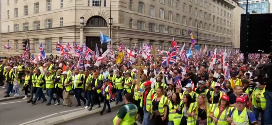 video:-tens-of-thousands-march-in-rival-london-protests-over-immigration