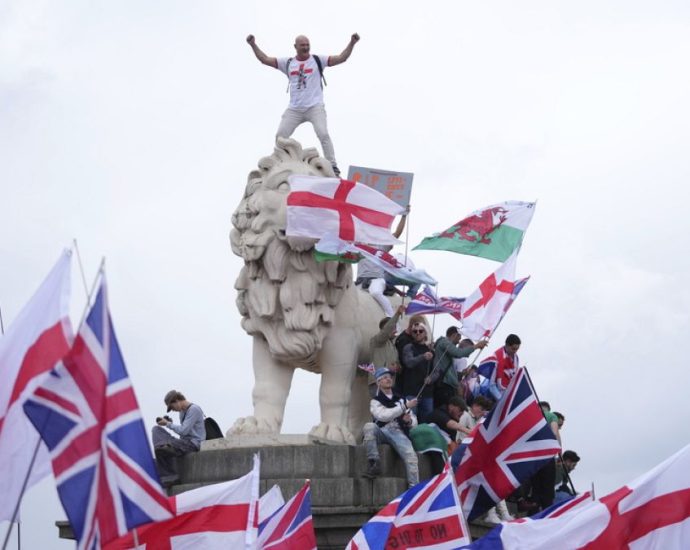 police-assaulted-during-massive-london-march-organised-by-far-right-activist-tommy-robinson
