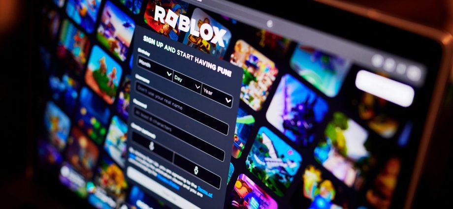 roblox,-discord-sued-after-15-year-old-boy-was-allegedly-groomed-before-he-died-by-suicide