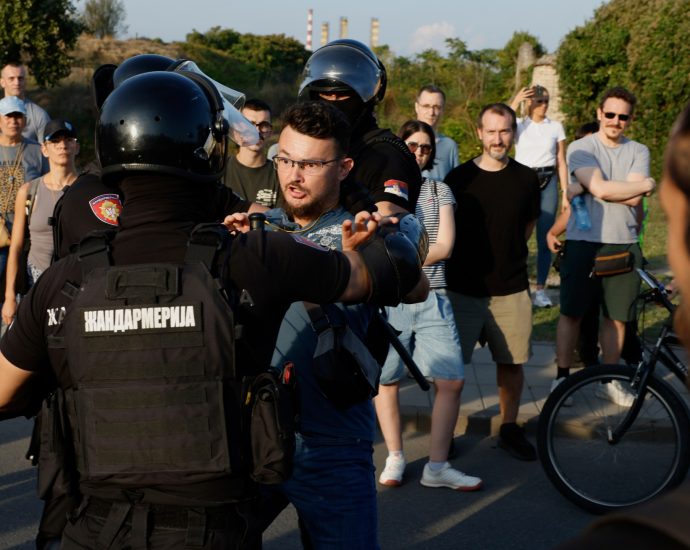 political-crisis-rumbles-in-serbia-as-duelling-camps-hold-parallel-rallies