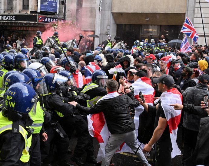 starmer-says-uk-will-‘never-surrender’-flag-to-far-right-protesters