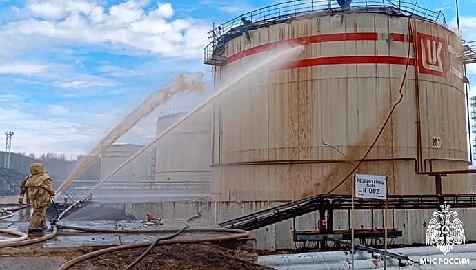 ukraine-strikes-one-of-russia’s-top-oil-refineries,-causing-explosions-and-sparking-fire