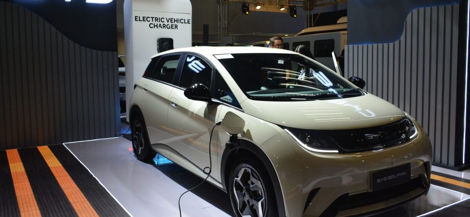 Canadian government looking at dropping Chinese EV tariff