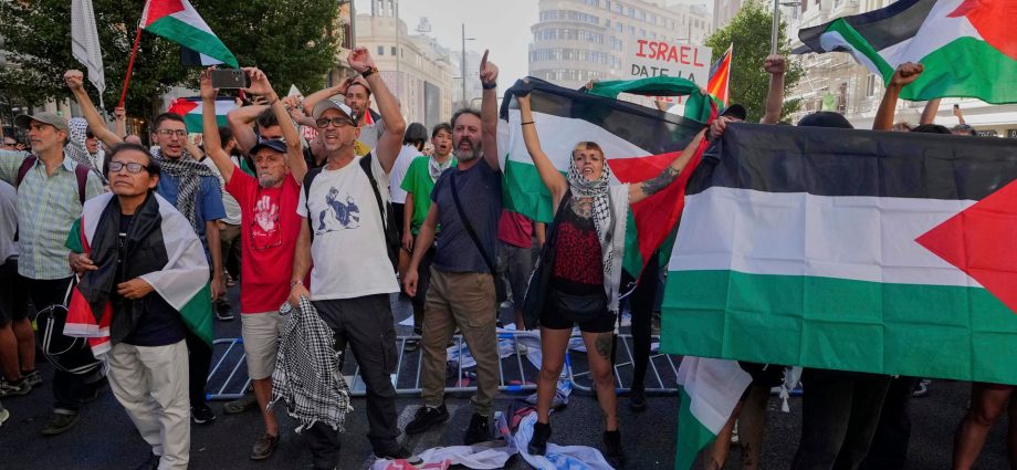 final-stage-of-vuelta-a-espana-halted-by-organizers-because-of-palestine-protests