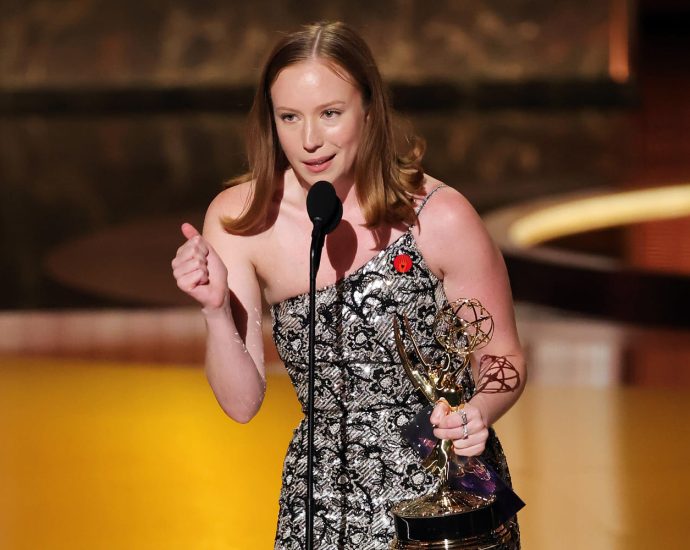 ‘hacks’-star-hannah-einbinder-criticized-ice-and-shouted-for-‘free-palestine’-in-emmy-speech