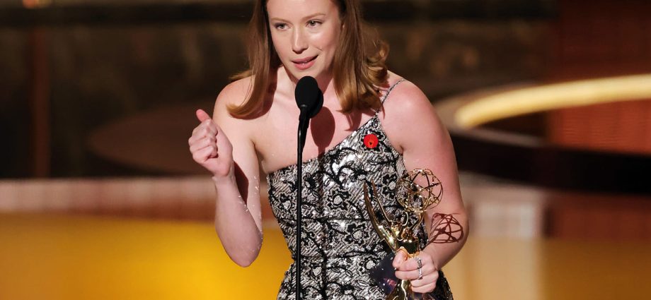 ‘hacks’-star-hannah-einbinder-criticized-ice-and-shouted-for-‘free-palestine’-in-emmy-speech