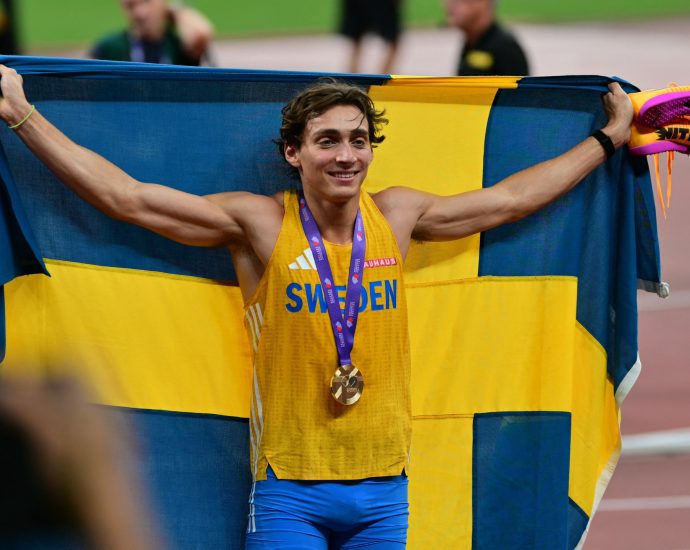 duplantis-breaks-pole-vault-world-record-to-win-gold-in-tokyo