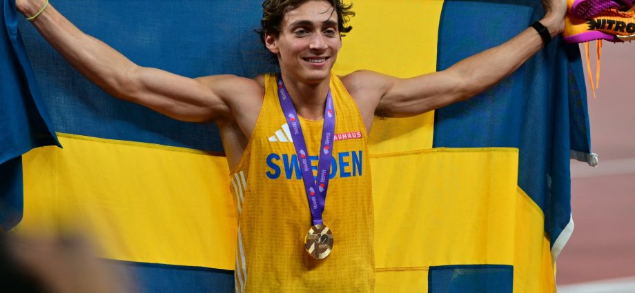 duplantis-breaks-pole-vault-world-record-to-win-gold-in-tokyo