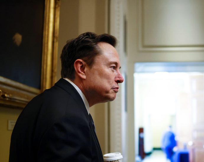 brits-condemn-musk’s-“dangerous”-remarks-to-right-wing-protesters