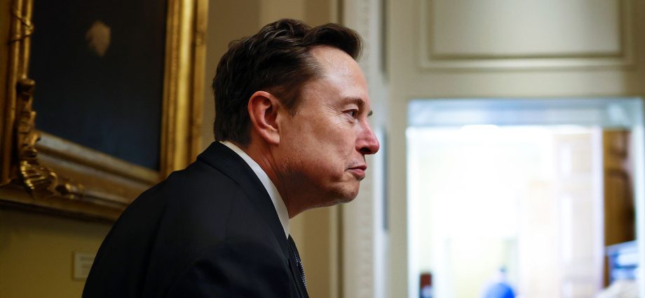 brits-condemn-musk’s-“dangerous”-remarks-to-right-wing-protesters