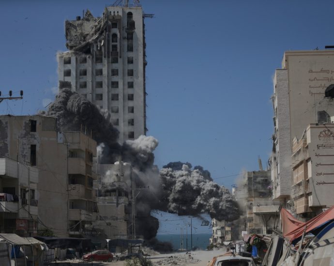 gaza-city-residents-forced-to-flee-as-israel-carries-out-intense-strikes