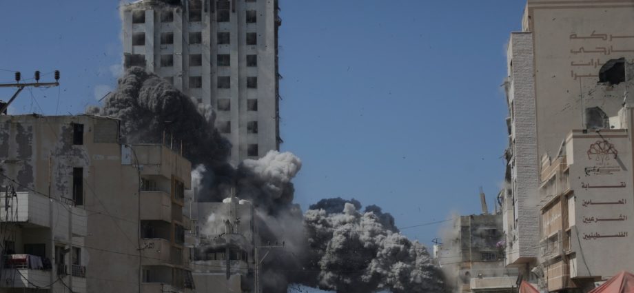gaza-city-residents-forced-to-flee-as-israel-carries-out-intense-strikes