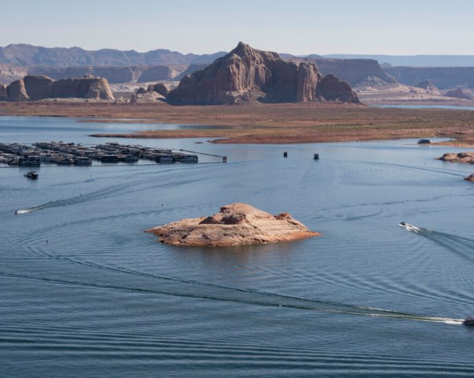 ‘no-one-comes-out-of-this-unscathed’:-experts-warn-that-colorado-river-use-needs-cutting-immediately