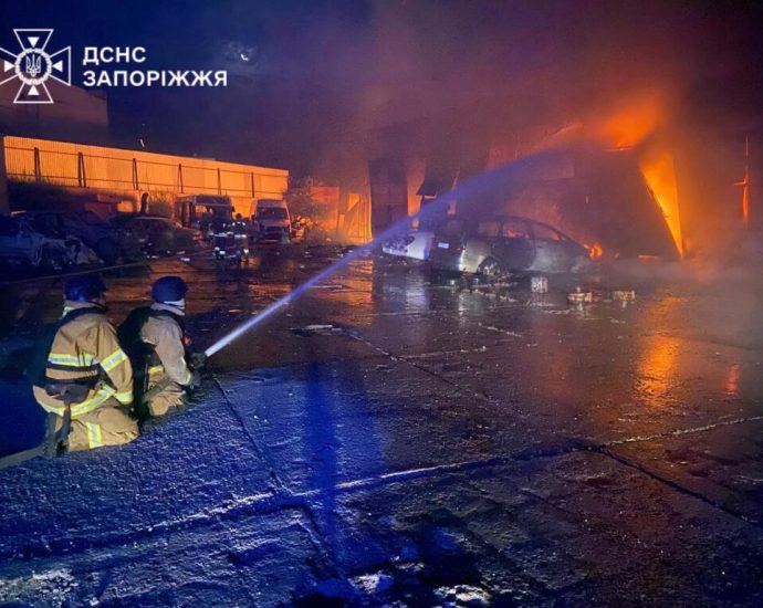 “deliberately-terrorizing-our-people”-–-russian-strike-on-zaporizhzhia-kills-2,-injures-20