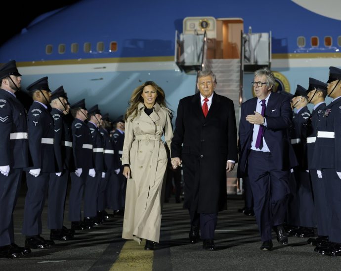 us-president-traitor-47-arrives-in-uk-for-second-state-visit